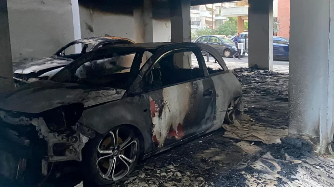 Στις φλόγες δύο αυτοκίνητα και μία μοτοσικλέτα σε πυλωτή πολυκατοικίας