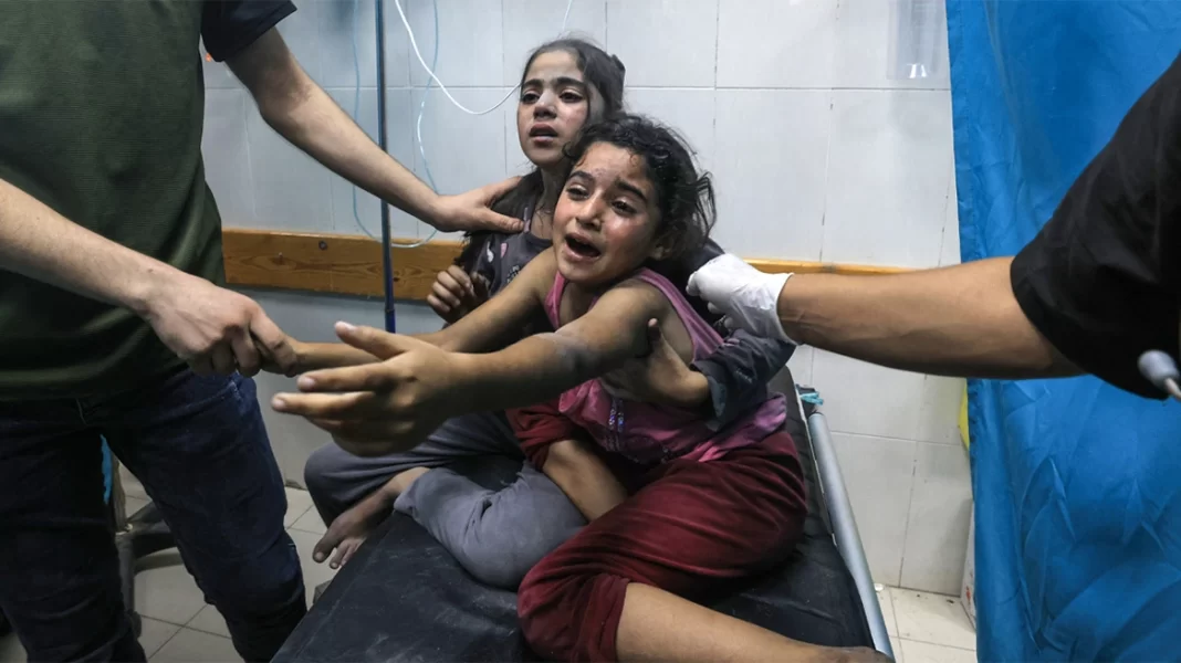Σοκάρουν οι περιγραφές λίγο μετά τον βομβαρδισμό του νοσοκομείου στη Γάζα: «Οι γιατροί έκαναν χειρουργεία στο έδαφος»