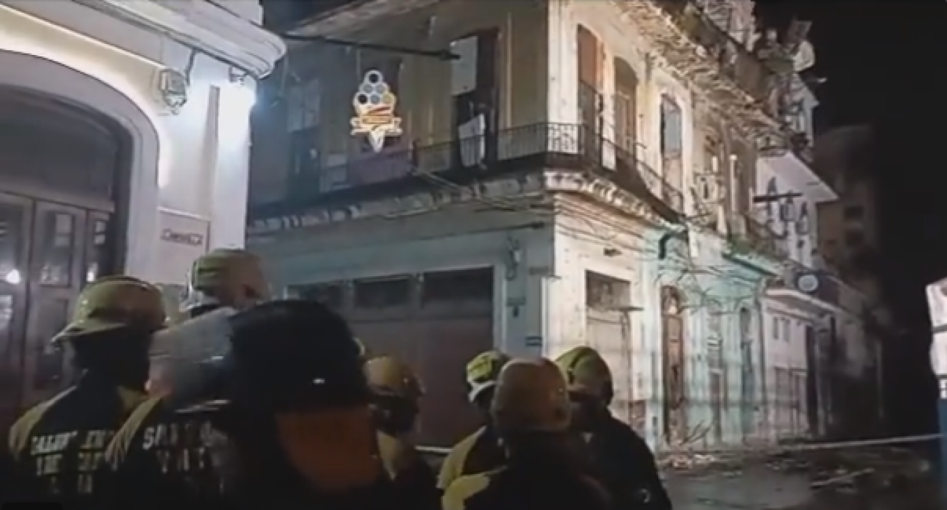 Τουλάχιστον μία νεκρή, άνθρωποι παγιδευμένοι κάτω από τα ερείπια, μετά την κατάρρευση κτιρίου στην Αβάνα