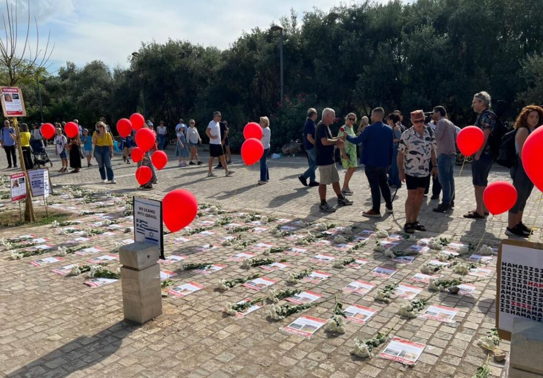 Ισραήλ: Φωτογραφίες των ομήρων στη Διονυσίου Αρεοπαγίτου