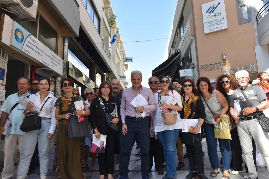 Με το ερωτηματολόγιο στο χέρι, πόρτα - πόρτα στις επιχειρήσεις της οδού Δαιδάλου ο Αλέξης Καλοκαιρινός