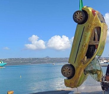 Κρήτη: Μυστήριο με κλεμμένο αυτοκίνητο που βρέθηκε βυθισμένο στη θάλασσα (εικόνες - βίντεο)