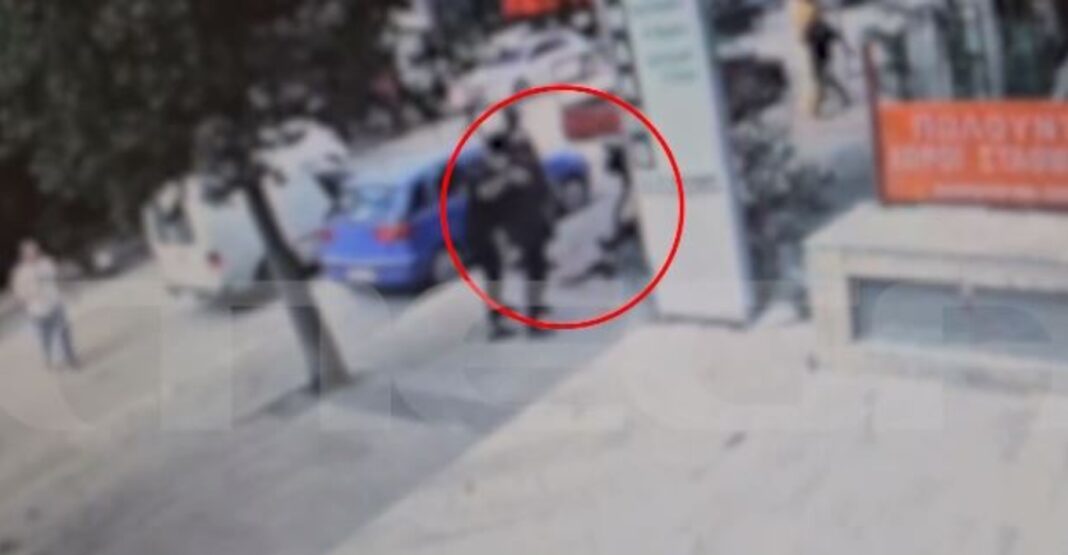 Η στιγμή που ο πατέρας και ο θείος του 17χρονου χτυπούν μαθητές ΕΠΑΛ που του επιτέθηκαν - Δείτε βίντεο