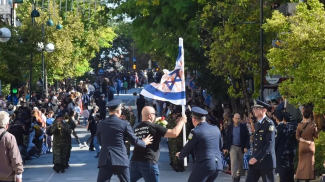 28η Οκτωβρίου: Άντρας μπήκε στο χώρο της παρέλασης στη Λάρισα με μια ματωμένη σημαία του Ισραήλ