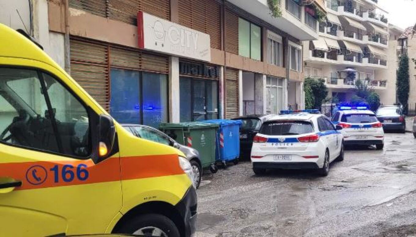 74χρονος αποπειράθηκε να αυτοκτονήσει κόβοντας τις φλέβες του - Τον βρήκε η κόρη του
