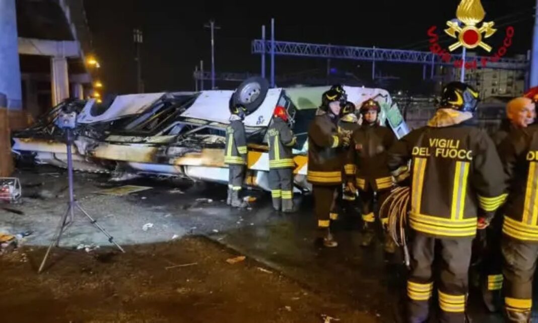Δυστύχημα στη Βενετία: Δεν συγκρούστηκε με άλλα οχήματα το λεωφορείο πριν τη μοιραία πτώση, λέει η Εισαγγελία