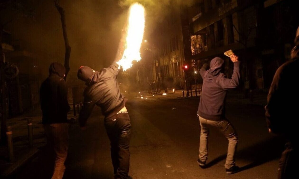 Επίθεση με μολότοφ τη νύχτα κατά αστυνομικών των ΜΑΤ