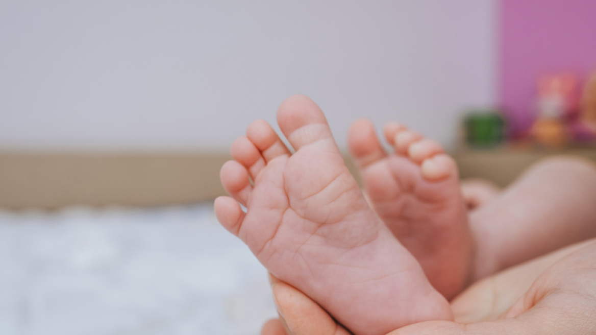 Εσπευσμένα στο νοσοκομείο βρέφος – Έβαλε στο στόμα τοξικό φυτό