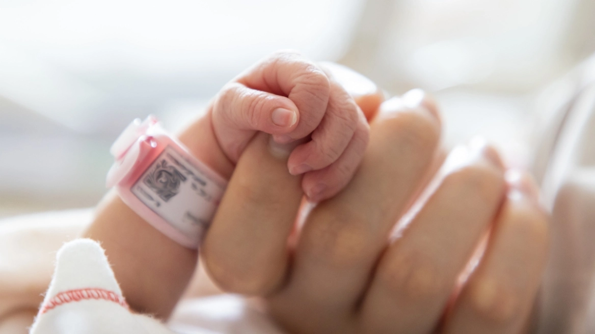 «Θα το μεγαλώσουμε σαν δικό μας» λέει ο πατέρας της 13χρονης που γέννησε σε τουαλέτα χωρίς να ξέρει ότι είναι έγκυος