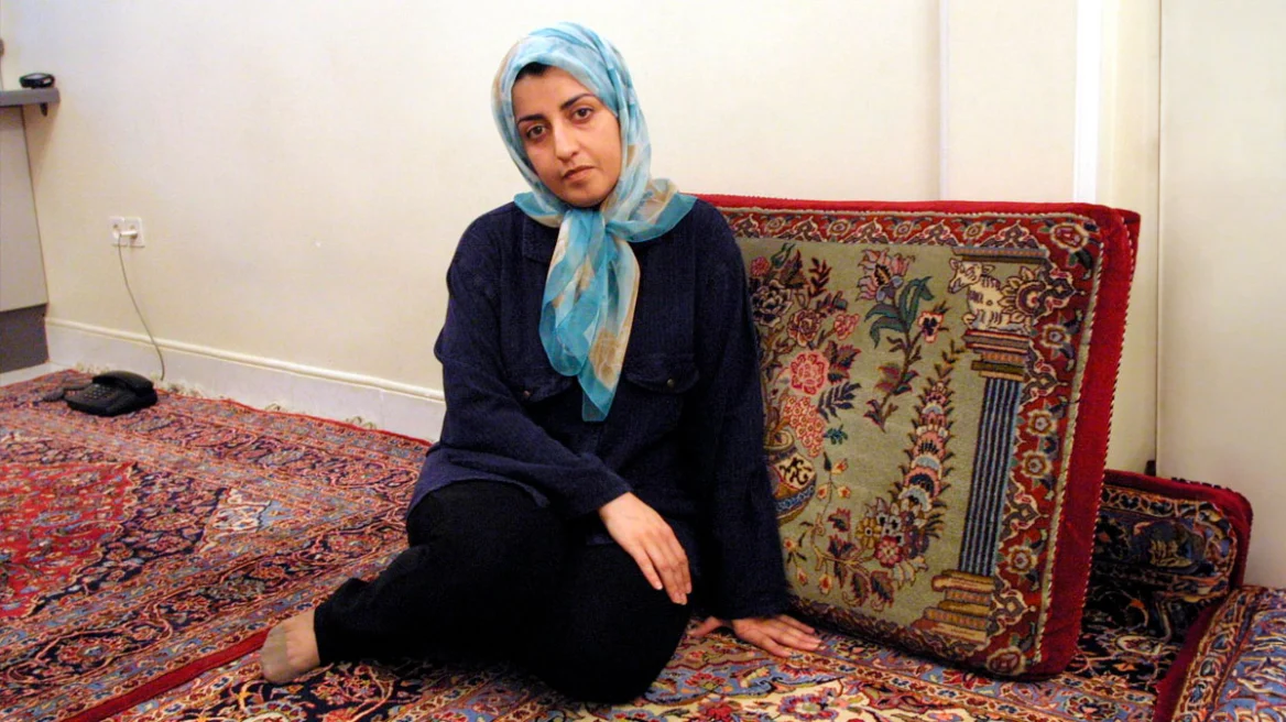 Νόμπελ Ειρήνης: «Είμαι πολύ περήφανος για τη μητέρα μου» δηλώνει ο γιος της Ιρανής ακτιβίστριας – Έχει να τη δει 8 χρόνια