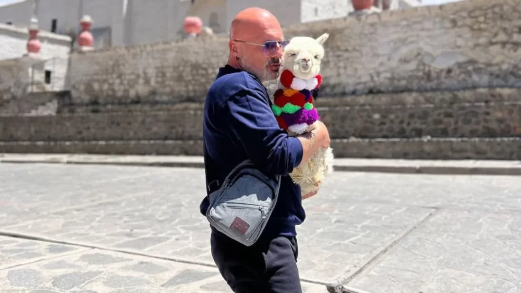 Νίκος Μουτσινάς: Φωτογραφήθηκε αγκαλιά με ένα Αλπακά στο Περού