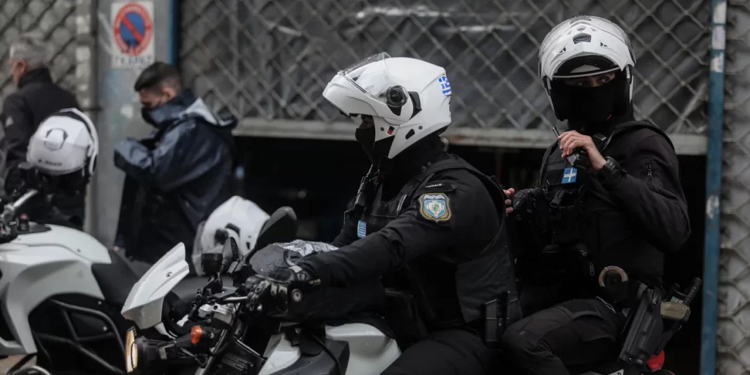 Τρόμος για ηλικιωμένη: Άγνωστος της άρπαξε την τσάντα και την έριξε με δύναμη στο έδαφος