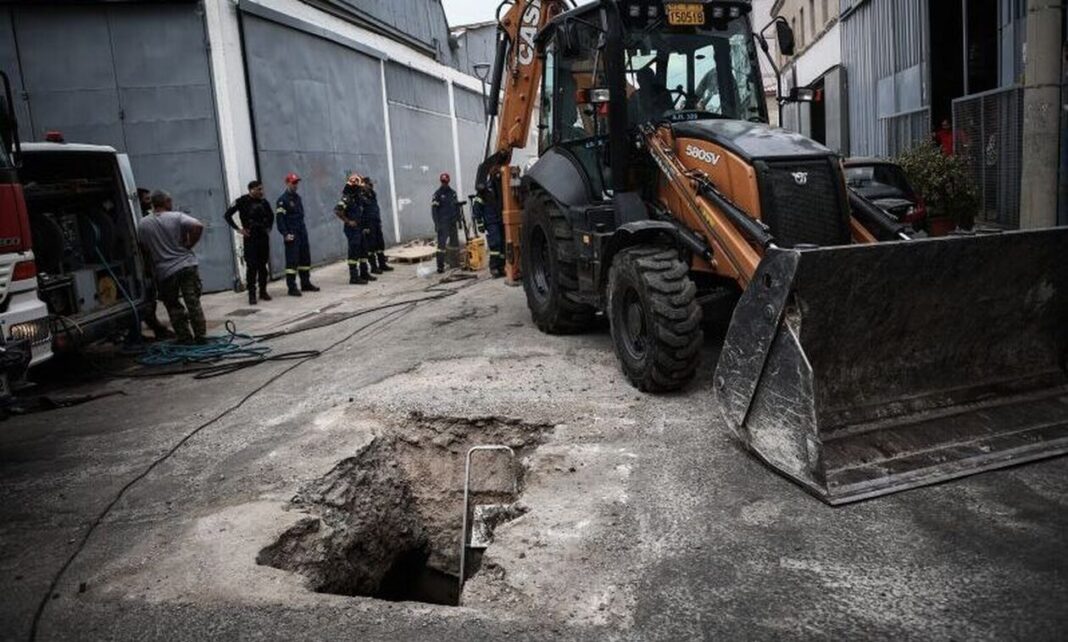 Αυτό είναι το μοιραίο φρεάτιο – Τρεις ώρες προσπαθούσαν να απεγκλωβίσουν τον νεκρό 27χρονο