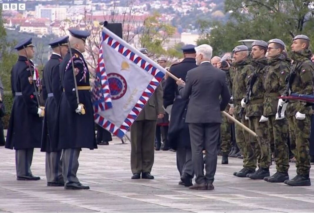 Ο πρόεδρος της Τσεχίας χτύπησε κατά λάθος με το κοντάρι σημαίας αξιωματικό στο κεφάλι
