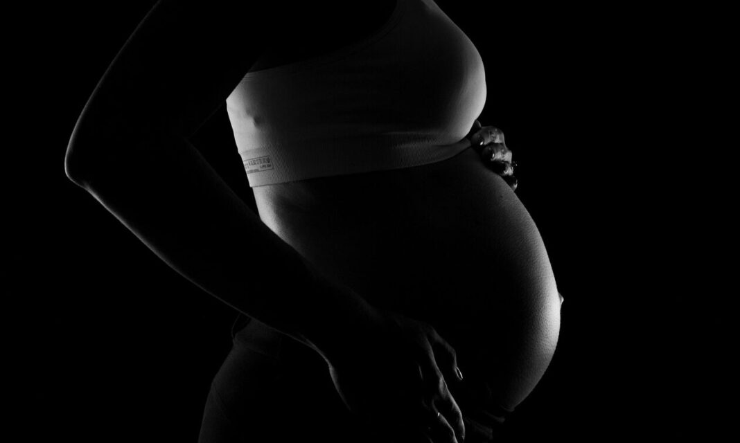 Οργισμένη η οικογένεια της 13χρονης που γέννησε χωρίς να γνωρίζει πως είναι έγκυος