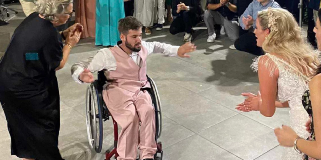 Το πιο παλικαρίσιο ζεϊμπέκικο: Λαρισαίος σε αναπηρικό αμαξίδιο συγκίνησε τους πάντες στον γάμο της αδερφής του