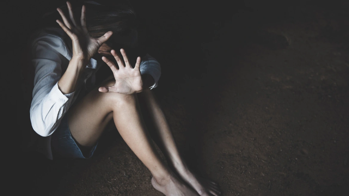 «Με χτυπάει, παίρνει τα λεφτά μου, θέλει να με σκοτώσει» – Τι καταγγέλλει η 34χρονη για τον αστυνομικό