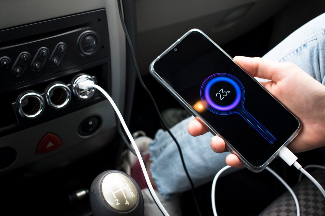 Η δυνατότητα φόρτισης του κινητού τηλεφώνου στο αυτοκίνητο κρύβει κινδύνους