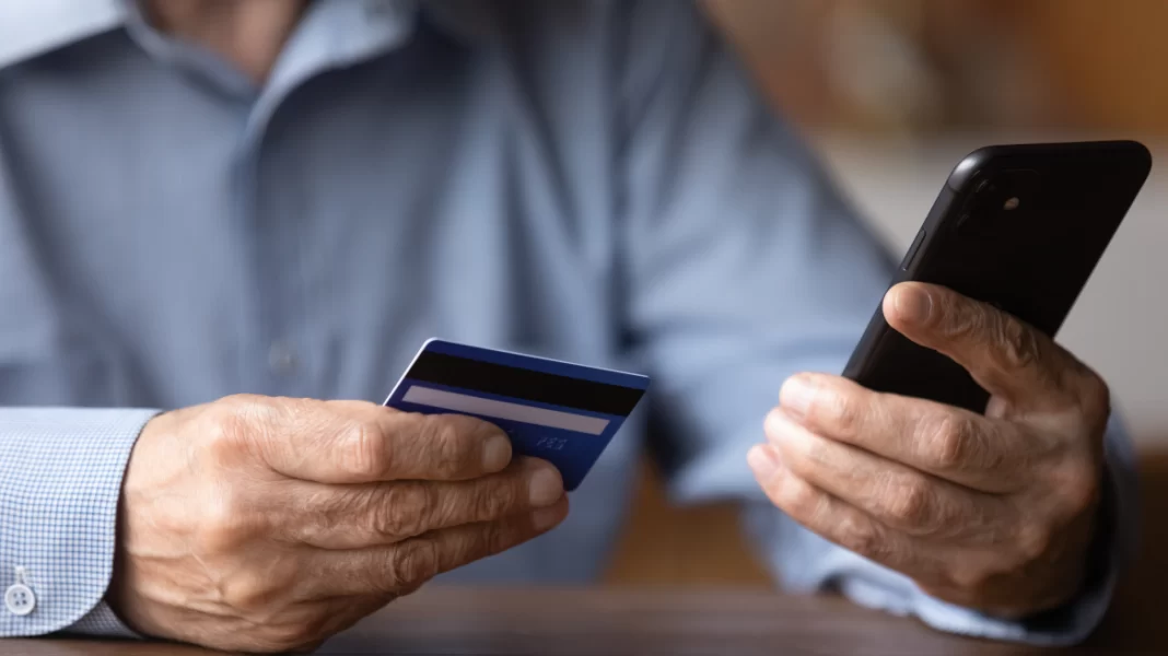 Χειροπέδες σε «γιατρό» που εξαπατούσε ηλικιωμένους με το κόλπο του τροχαίου