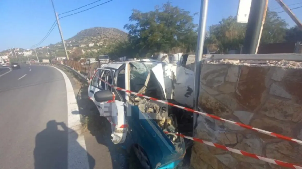 Αυτοκίνητο «καρφώθηκε» σε τοίχο – Εγκλωβίστηκε στα συντρίμμια ο οδηγός