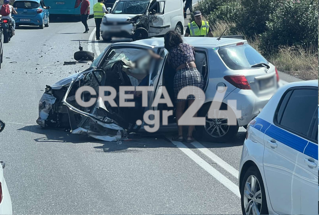 Κρήτη: Σφοδρή σύγκρουση αυτοκινήτου με βαν - Στο νοσοκομείο οι οδηγοί