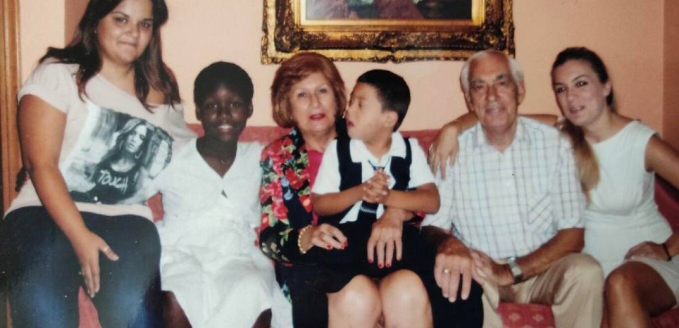 Η γυναίκα που άνοιξε το σπίτι της σε παιδιά ιδρυμάτων και μεγάλωσε 8 παιδιά