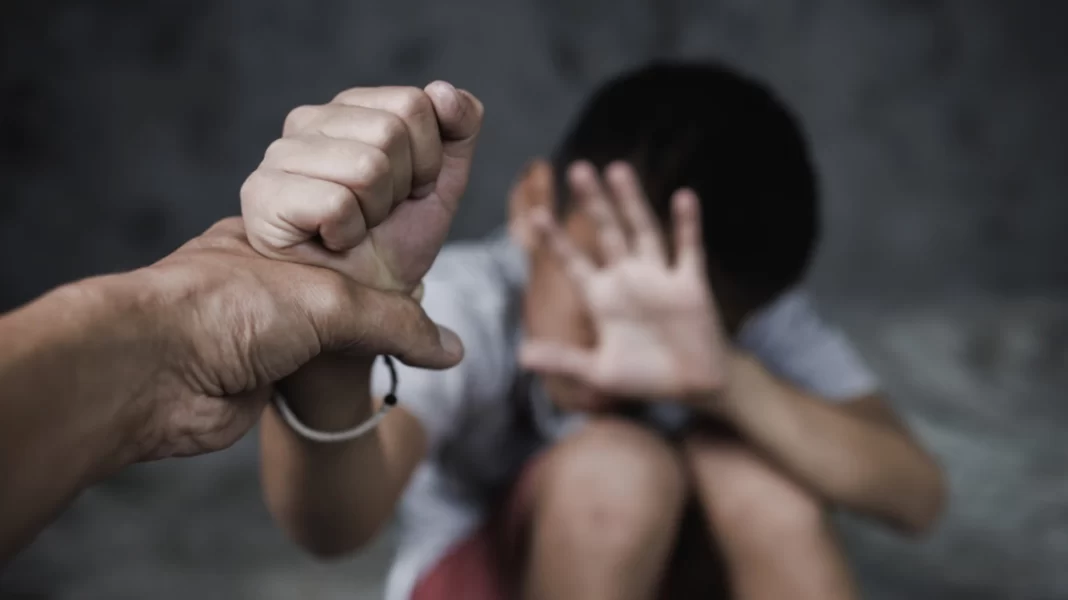Συνέλαβαν τρεις άνδρες για τον βιασμό 16χρονου