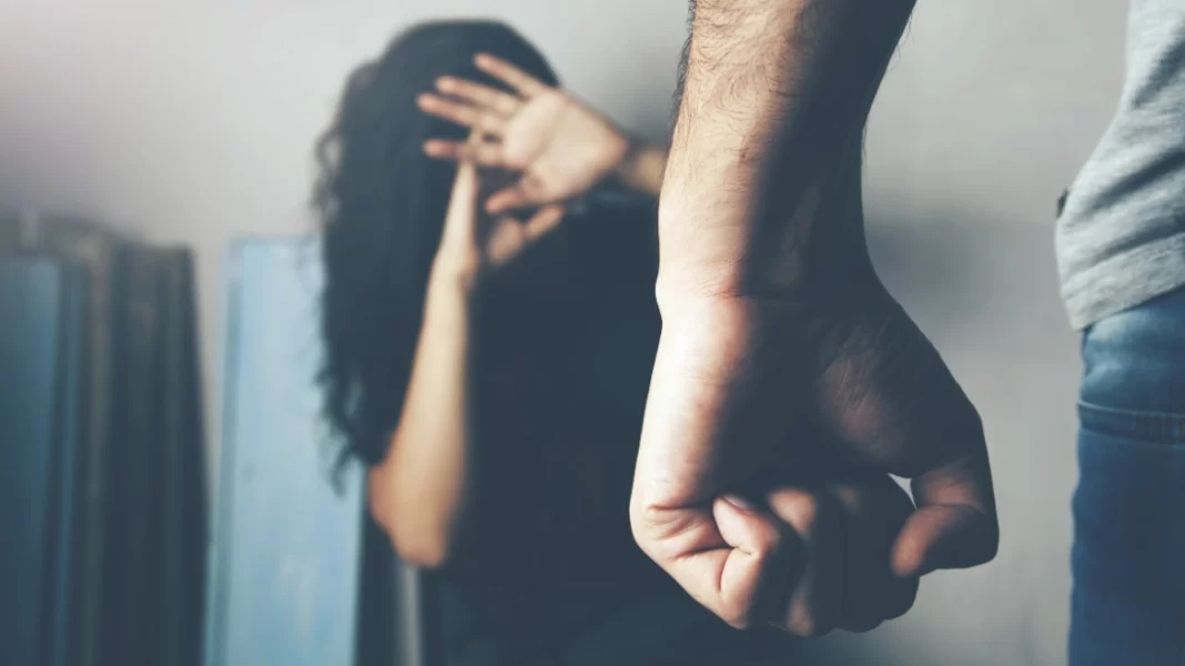 Καταδικάστηκε «νταής» που ξυλοκόπησε την 19χρονη κόρη του – Ζήτησε διαζύγιο επειδή τον κατήγγειλαν