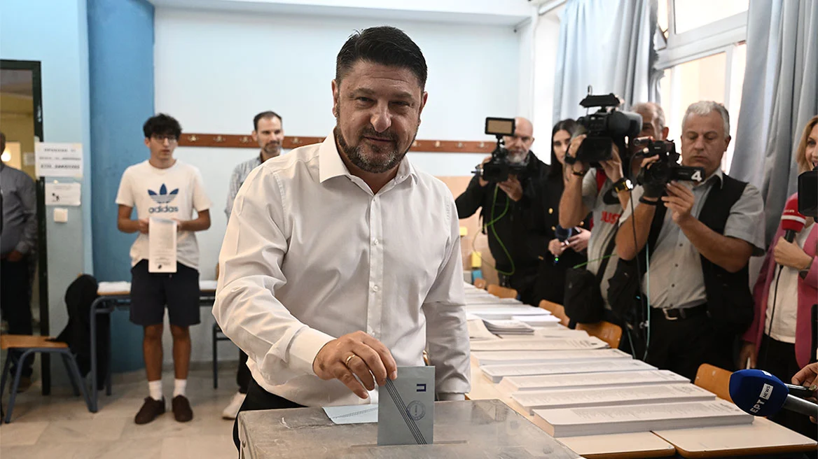 Στο 1ο Γυμνάσιο Βύρωνα ψήφισε ο Νίκος Χαρδαλιάς – «Ψηφίζουμε για την ασφάλεια των κατοίκων μας»