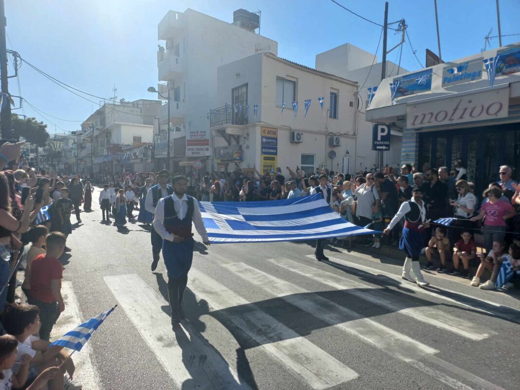 28η Οκτωβρίου: Με λαμπρότητα και περηφάνια οι εκδηλώσεις τιμής και μνήμης στο δ. Χερσονήσου – Πλήθος κόσμου στις μαθητικές παρελάσεις