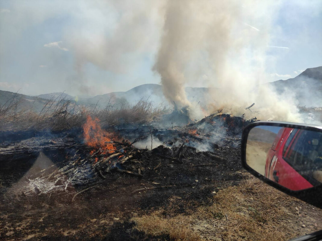 Ηράκλειο: Φωτιά σε αγροτική περιοχή (φωτογραφίες)