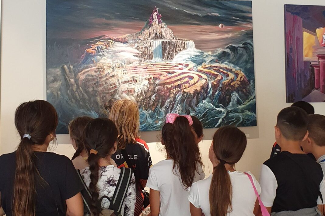 Μικροί μαθητές ξεναγήθηκαν στην έκθεση ζωγραφικής του Ρουσσέτου Παναγιωτάκη