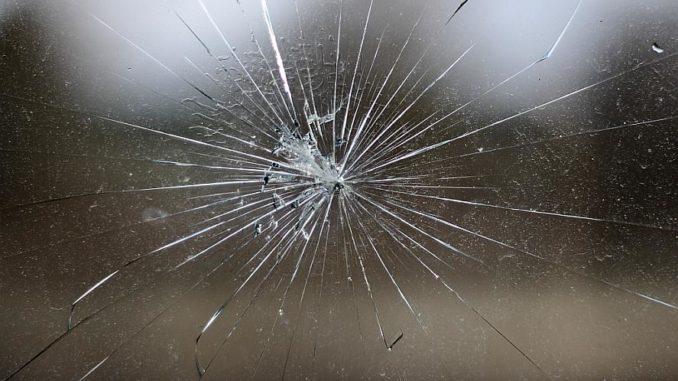 Ηράκλειο: Επιθέσεις με πέτρες σε εν κινήσει λεωφορεία … δίπλα στο Αστυνομικό Μέγαρο