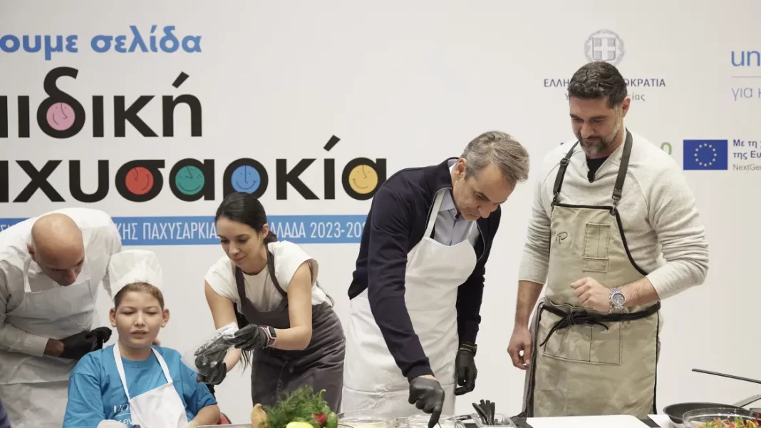Φωτογραφίες: Δείτε τον Κυριάκο Μητσοτάκη να φτιάχνει υγιεινό σουβλάκι και να παίζει μπάσκετ