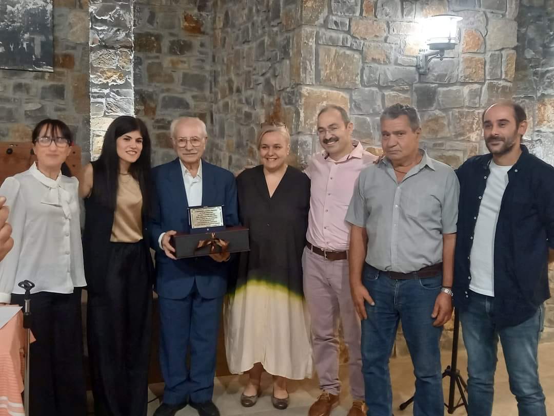 Τίμησαν τον 89χρονο πτυχιούχο του Πανεπιστημίου Κρήτης Δημήτρη Μουδατσάκη (εικόνες)