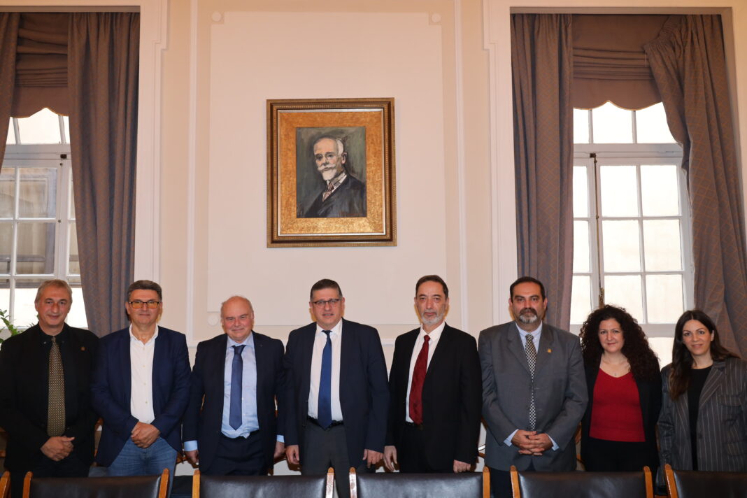 Μνημόνιο συνεργασίας μεταξύ Οικονομικού Πανεπιστημίου Αθηνών και Επιμελητηρίου Ηρακλείου