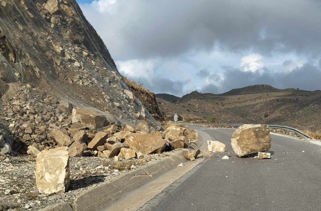 Ηράκλειο: Βράχοι αποκολλήθηκαν και έπεσαν στον δρόμο