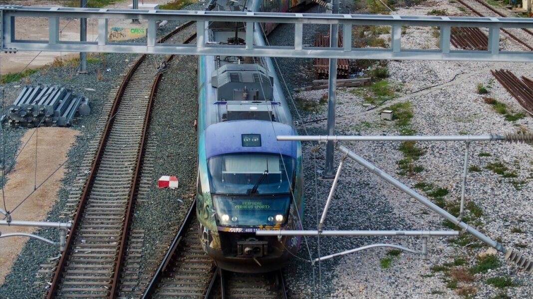Εκτροχιάστηκε συρμός του Προαστιακού – Αγωνία για τους 70 επιβάτες