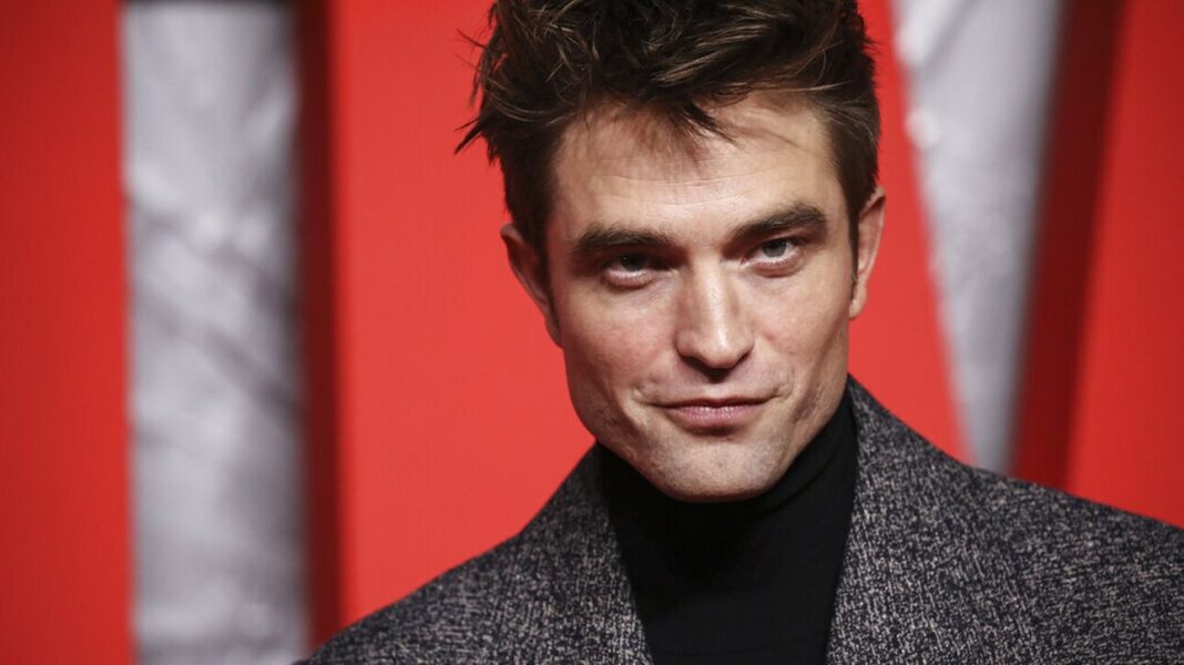 Ο Ρόμπερτ Πάτινσον αποκάλυψε ότι κοιμόταν και έτρωγε για μήνες σε μια φουσκωτή βάρκα