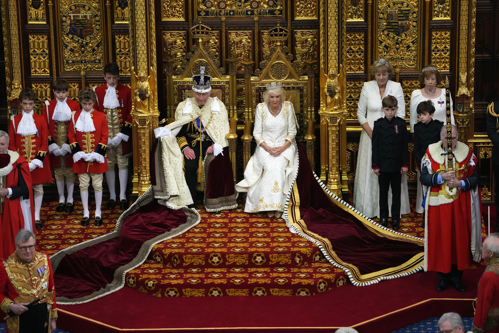 Ηνωμένο Βασίλειο: Η ομιλία του βασιλιά για το άνοιγμα του Κοινοβουλίου – Ποιοι μίλησαν για αξιολύπητο πρόγραμμα