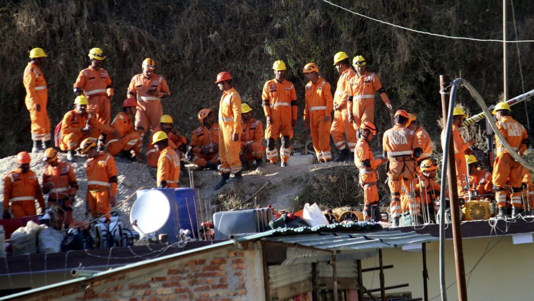 Ινδία: Αρχίζει ο απεγκλωβισμός των 41 παγιδευμένων εργατών στα συντρίμμια της σήραγγας