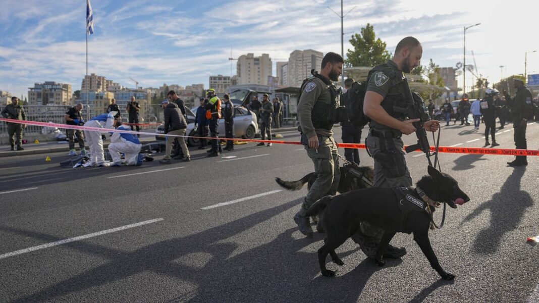 AP23334228330840 Ισραήλ: Πύρ άνοιξαν ένοπλοι κατά πεζών στην Ιερουσαλήμ – Nεκροί οι δύο δράστες και μία γυναίκα