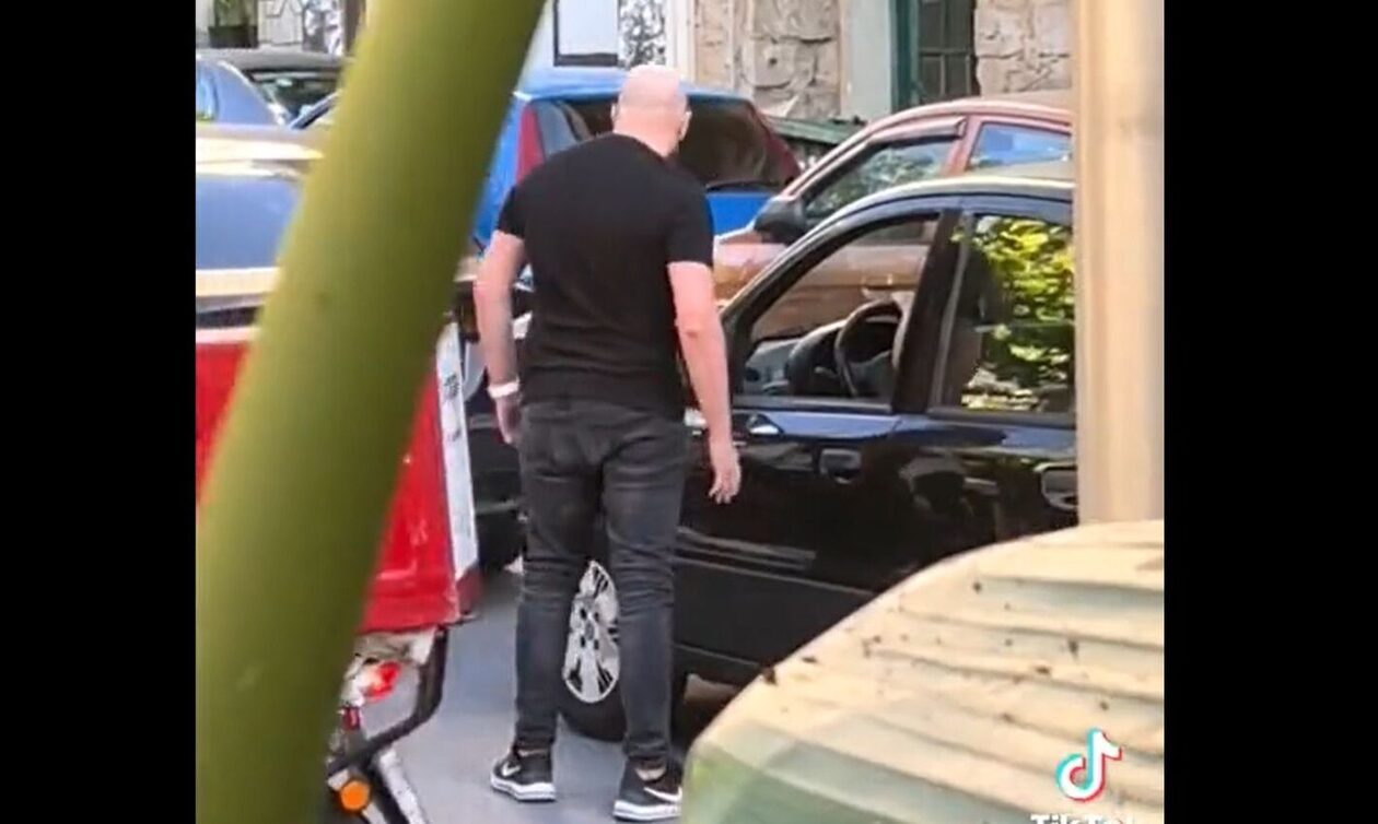 Άνδρας χτυπάει γυναίκα οδηγό στο κέντρο - Δείτε το βίντεο