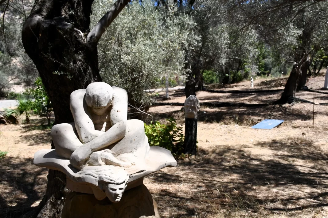 Μέσα σε έναν ελαιώνα με γλυπτά στην Κρήτη