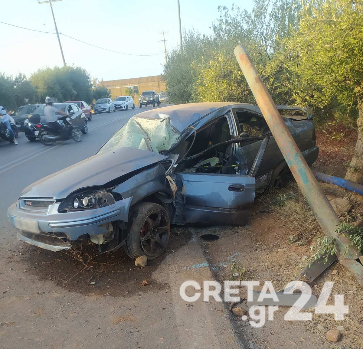 Ηράκλειο: Αυτοκίνητο βγήκε εκτός πορείας και προσέκρουσε σε κολώνα - Στο νοσοκομείο 24χρονος