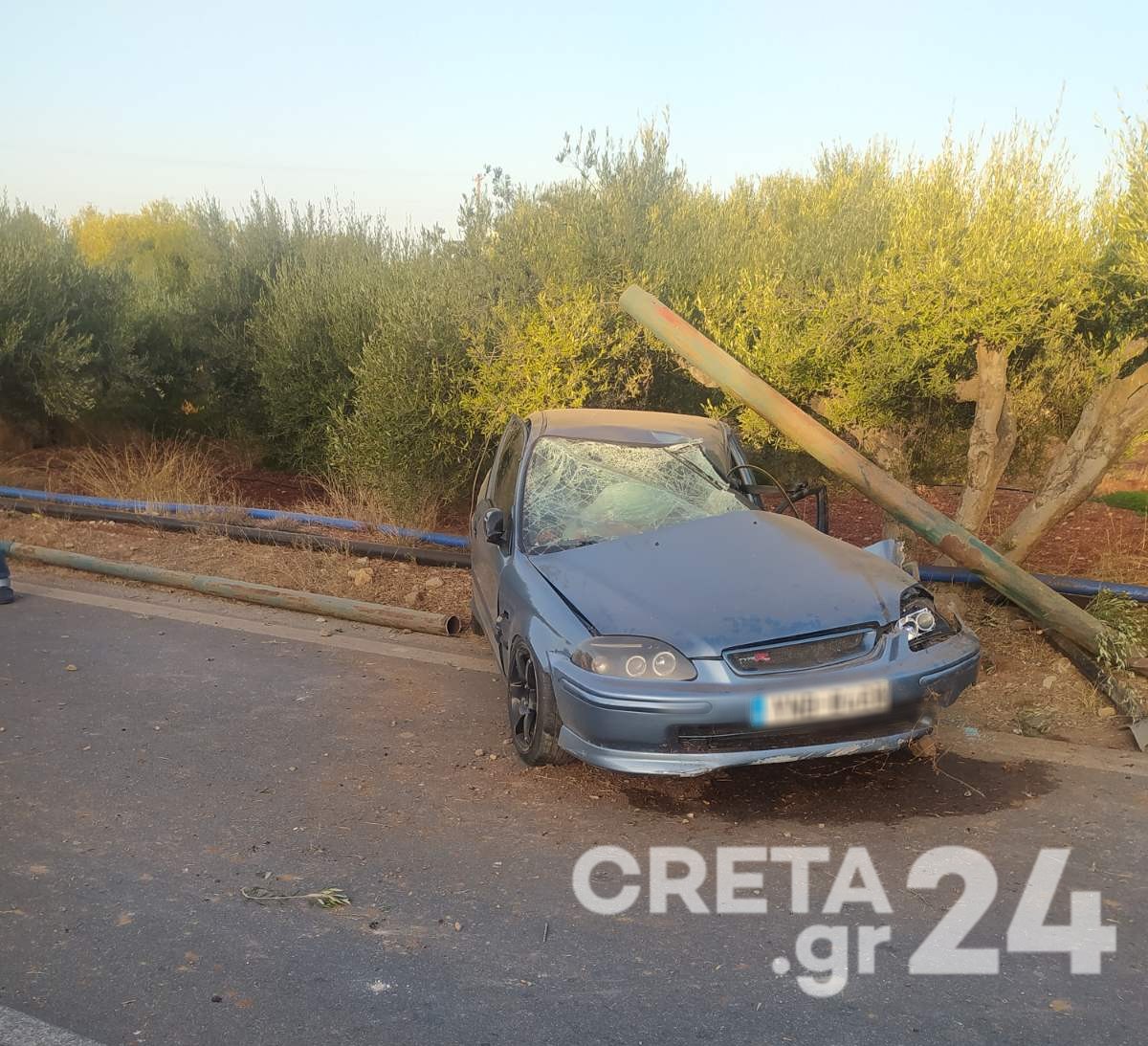 Ηράκλειο: Αυτοκίνητο βγήκε εκτός πορείας και προσέκρουσε σε κολώνα - Στο νοσοκομείο 24χρονος