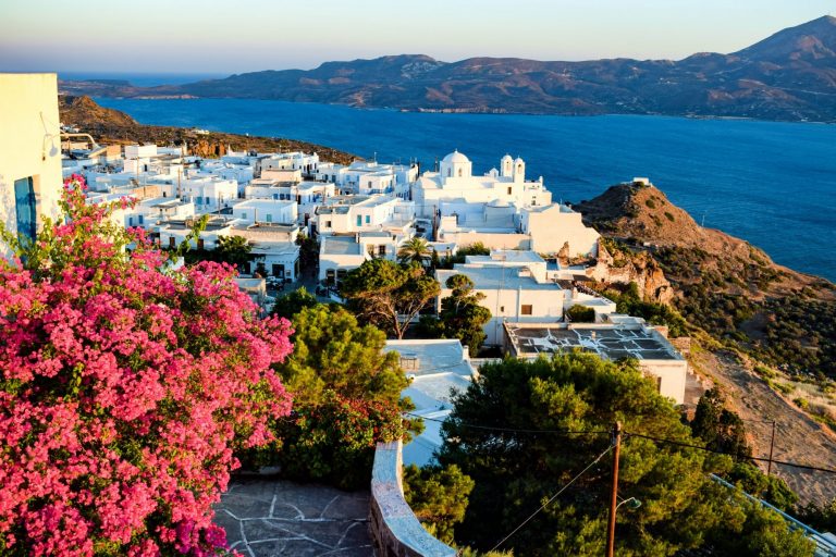 Eλληνικό νησί στη λίστα Forbes με τους 24 καλύτερους προορισμούς για ταξίδι πολυτελείας το 2024