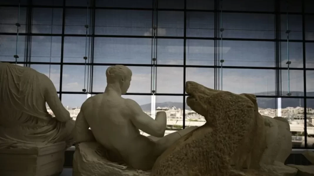 Το Μουσείο της Ακρόπολης απαντά στον Σούνακ: «Δεν κατάφερε, με τον θόρυβο που δημιούργησε, να σπάσει την ενότητα των μαρμάρων»