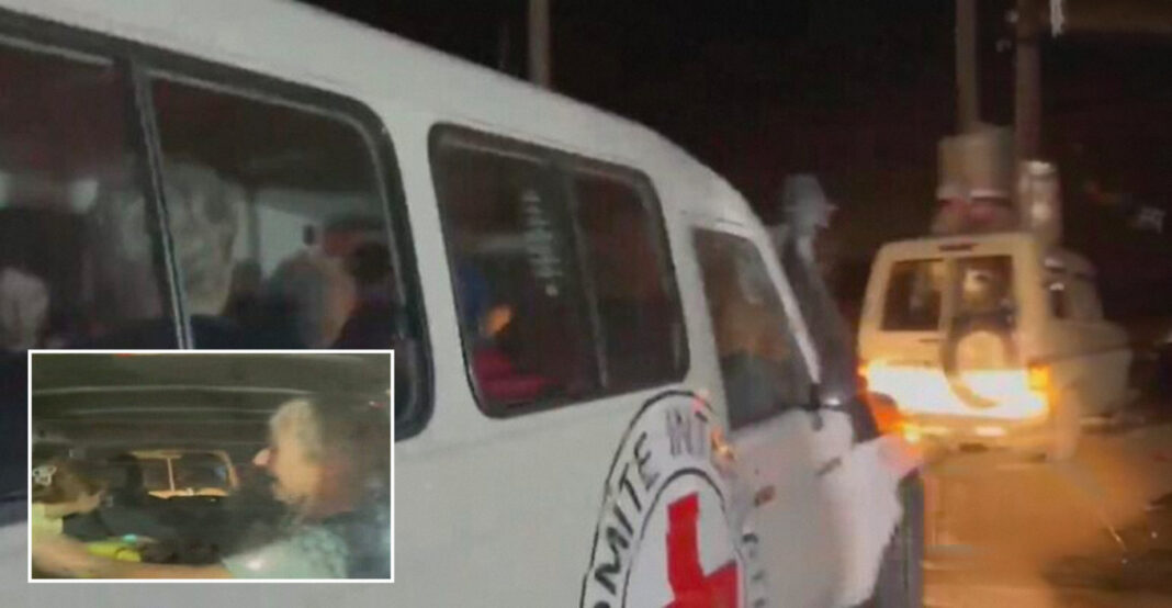 Οι πρώτες εικόνες των ομήρων της Χαμάς που απελευθερώθηκαν - Χαιρετούν μέσα από τα ασθενοφόρα