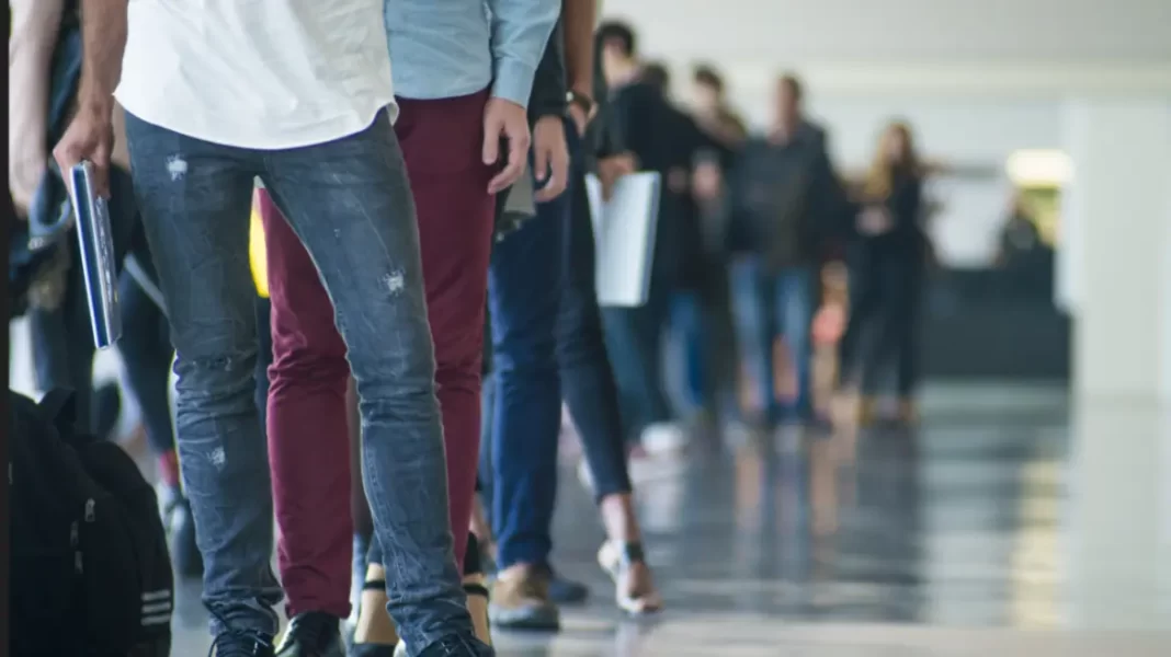 «Στόχος να επεκταθεί το μπόνους σε όλο το δημόσιο» το μήνυμα Κεραμέως – Τι είπε για τις προσλήψεις στο δημόσιο